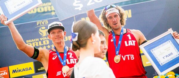 Латвийские пляжные волейболисты Александр Самойлов и Янис Шмединьш на турнире в Москве - Sputnik Латвия