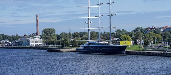 Яхта Черная жемчужина в рижском порту - Sputnik Латвия