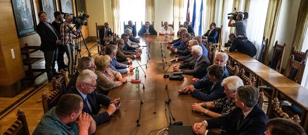 В Рижской думе началось совещание фракций Согласие и Честь служить Риге перед голосованием за кресло мэра Риги - Sputnik Латвия