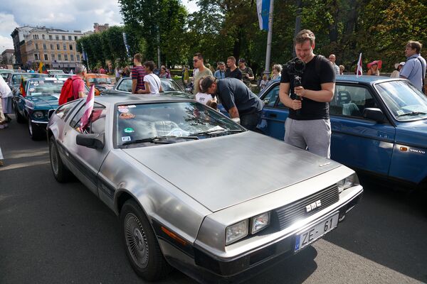 Знаменитый автомобиль из трилогии Назад в будущее DeLorean DMC-12 - Sputnik Латвия