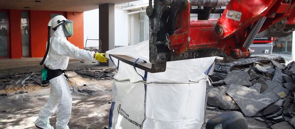 Маленький Чернобыль: последствия пожара в соборе Нотр-Дам Маленький Чернобыль: последствия пожара в соборе Нотр-Дам - Sputnik Латвия