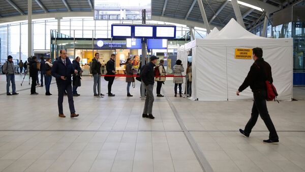 Очередь в палатку для голосования на Центральном вокзале Утрехта - Sputnik Латвия