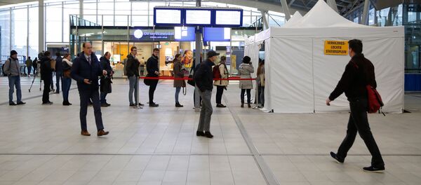 Очередь в палатку для голосования на Центральном вокзале Утрехта - Sputnik Латвия
