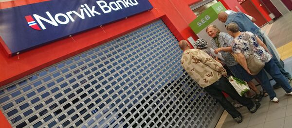Пенсионеры у филиала PNB Banka ( бывший Norvik banka) Пенсионеры у филиала PNB Banka ( бывший Norvik banka) - Sputnik Latvija