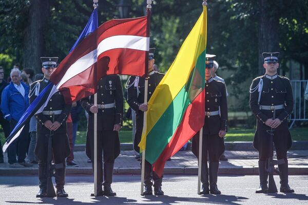 Почетный караул с флагами Эстонии, Латвии и Литвы - Sputnik Латвия