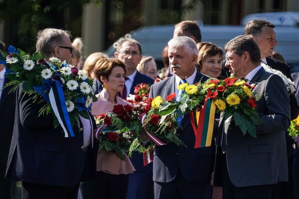 Представители делегаций Латвии, Литвы и Эстонии перед возложением в честь тридцатилетия Балтийского пути - Sputnik Латвия