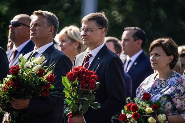 Министр культуры Наурис Пунтулис, евродепутат Валдис Домбровскис, министр здравоохранения Илзе Винькеле - Sputnik Латвия