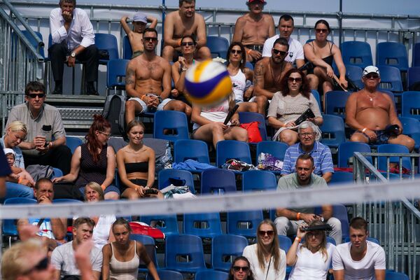 Этап Кубка мира по пляжному волейболу в Юрмале. Зрители наблюдают за матчем по пляжному волейболу - Sputnik Латвия