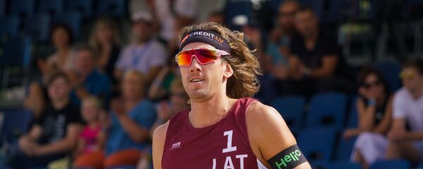 Этап Кубка мира по пляжному волейболу в Юрмале. В атаке Александр Самойлов - Sputnik Латвия