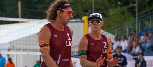Этап Кубка мира по пляжному волейболу в Юрмале. Александр Самойлов  и Янис Смединьш обсуждают тактику игры - Sputnik Латвия