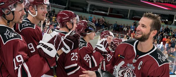 Капитан Динамо (Рига) Лаурис Дарзиньш с Кубком Латвийских железных дорог - Sputnik Латвия