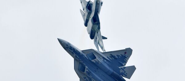Российские многофункциональные истребители пятого поколения Су-57 выполняют демонстрационный полет на авиационно-космическом салоне МАКС-2019 Российские многофункциональные истребители пятого поколения Су-57 выполняют демонстрационный полет на авиационно-космическом салоне МАКС-2019 - Sputnik Latvija