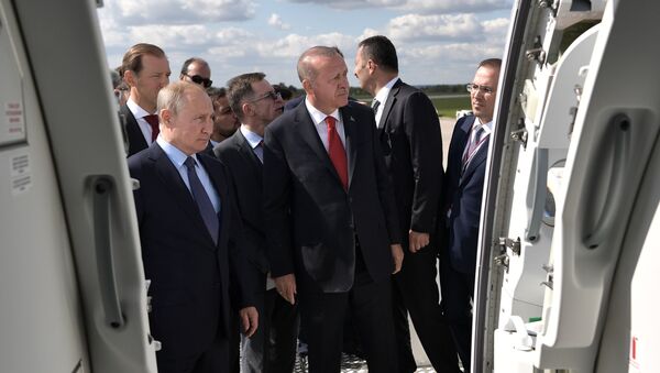 Президент РФ Владимир Путин и президент Турции Реджеп Тайип Эрдоган во время осмотра экспозиции Международного авиакосмического салона МАКС-2019 - Sputnik Latvija