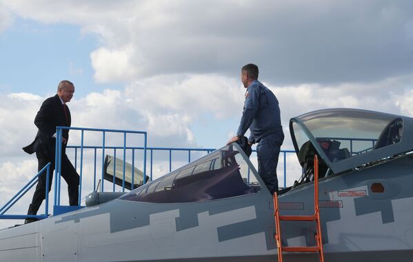 Президент Турции Реджеп Тайип Эрдоган осматривает российский многофункциональный истребитель Су-57 во время посещения салона МАКС-2019 - Sputnik Латвия