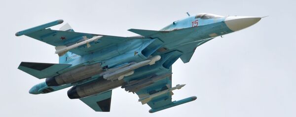 Российский многоцелевой истребитель-бомбардировщик Су-34 выполняет демонстрационный полет на авиасалоне МАКС-2019  Российский многоцелевой истребитель-бомбардировщик Су-34 выполняет демонстрационный полет на авиасалоне МАКС-2019  - Sputnik Latvija