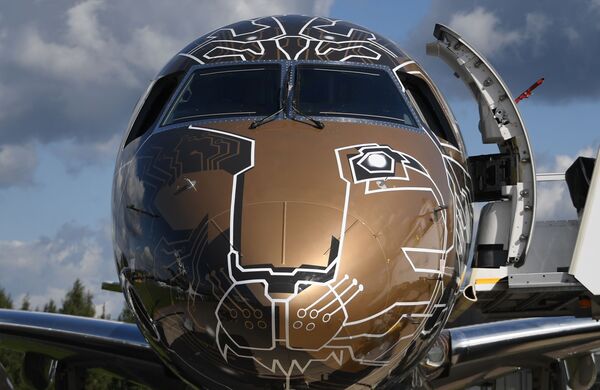 Самолет бразильской компании Embraer 195-E2 Profit Hunter на Международном авиационно-космическом салоне МАКС-2019 в подмосковном Жуковском - Sputnik Латвия