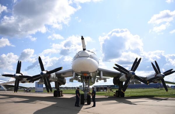 Советский стратегический ракетоносец Ту-95МС на Международном авиационно-космическом салоне МАКС-2019 в подмосковном Жуковском - Sputnik Латвия