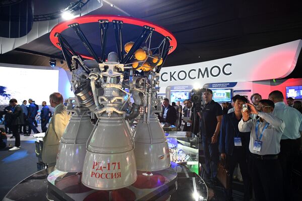 Российский жидкостный ракетный двигатель закрытого цикла РД-171 на Международном авиационно-космическом салоне МАКС-2019 в подмосковном Жуковском - Sputnik Латвия