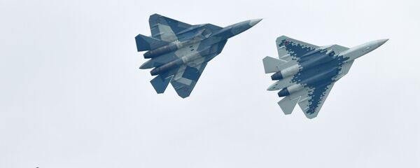 Российские многофункциональные истребители пятого поколения Су-57 выполняют демонстрационный полет на Международном авиационно-космическом салоне МАКС-2019 в подмосковном Жуковском Российские многофункциональные истребители пятого поколения Су-57 выполняют демонстрационный полет на Международном авиационно-космическом салоне МАКС-2019 в подмосковном Жуковском - Sputnik Latvija