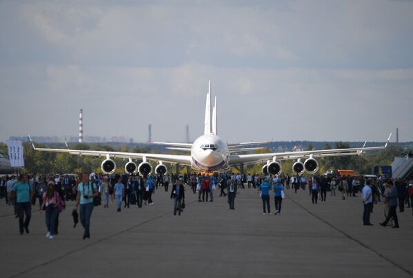 Советский и российский пассажирский широкофюзеляжный самолет Ил-96 на авиасалоне МАКС-2019 - Sputnik Латвия
