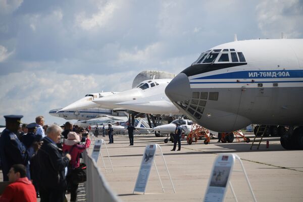 Советский военно-транспортный самолет Ил-76 МД-90А на Международном авиационно-космическом салоне МАКС-2019 в подмосковном Жуковском - Sputnik Латвия