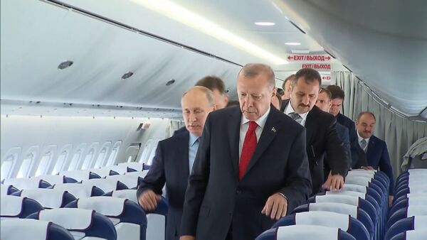 Плоский штопор и нестандартная посадка: Су-57 дважды удивил в первый день МАКС - Sputnik Латвия