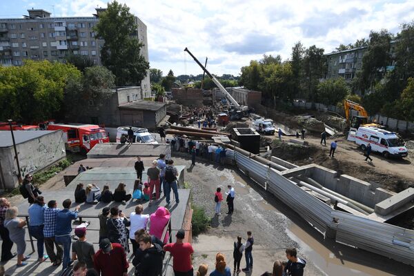 Стена здания в Новосибирске обрушилась на людей: есть погибшие и раненые - Sputnik Латвия