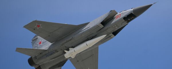 Многоцелевой истребитель МиГ-31 с гиперзвуковой ракетой Кинжал Многоцелевой истребитель МиГ-31 с гиперзвуковой ракетой Кинжал - Sputnik Latvija