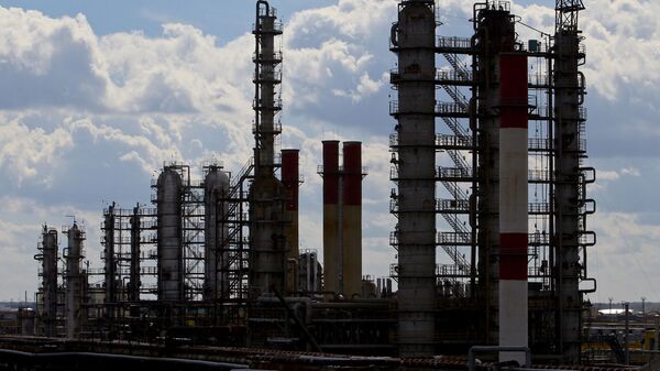 Нефтеперерабатывающий завод Нафтан в Новополоцке - Sputnik Latvija