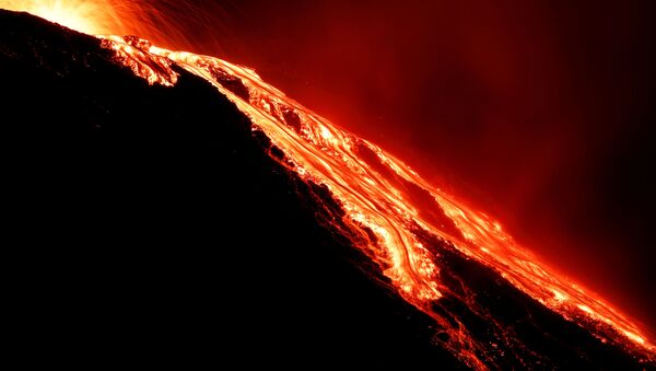 Лава течет из вулкана Стромболи на следующий день после извержения - Sputnik Латвия