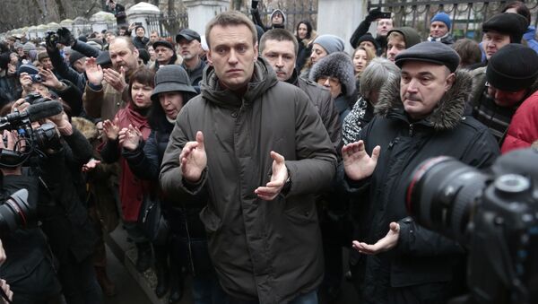 Политик Алексей Навальный у здания Замоскворецкого суда Москвы - Sputnik Latvija