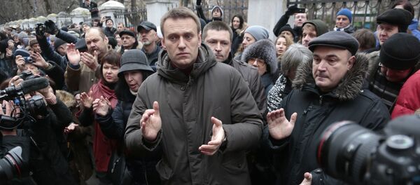 Политик Алексей Навальный у здания Замоскворецкого суда Москвы Политик Алексей Навальный у здания Замоскворецкого суда Москвы - Sputnik Latvija