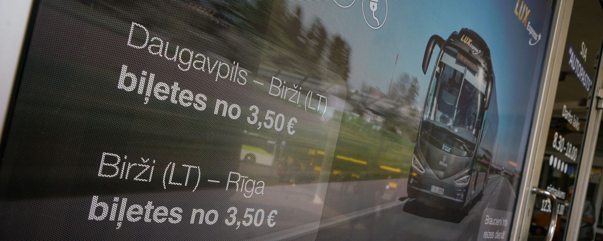 Табло с информацией о перевозчике Lux Express - Sputnik Латвия, 1920, 19.05.2026