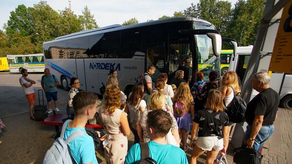 Пассажиры ожидают посадки на автобус Даугавпилс - Рига - Sputnik Латвия