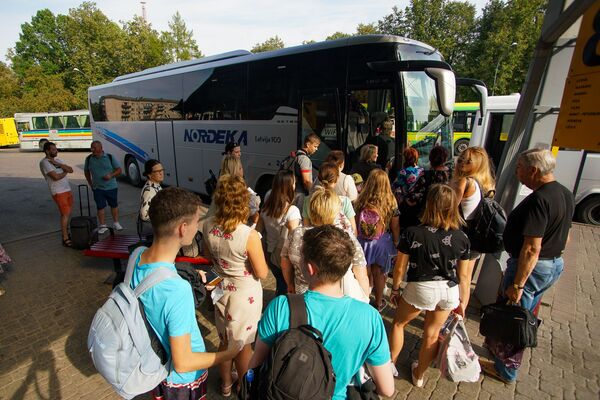 Дорогая дорога до Даугавпилса: пассажиры рады Lux Express, государство - нет - Sputnik Латвия