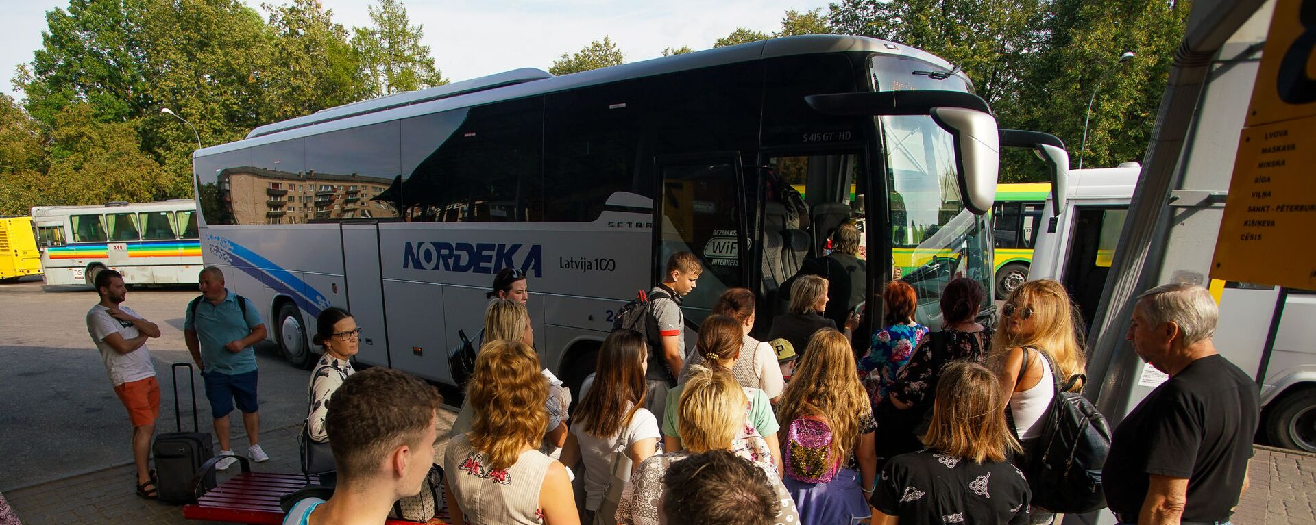 Пассажиры ожидают посадки на автобус Даугавпилс - Рига - Sputnik Латвия, 1920, 16.06.2021
