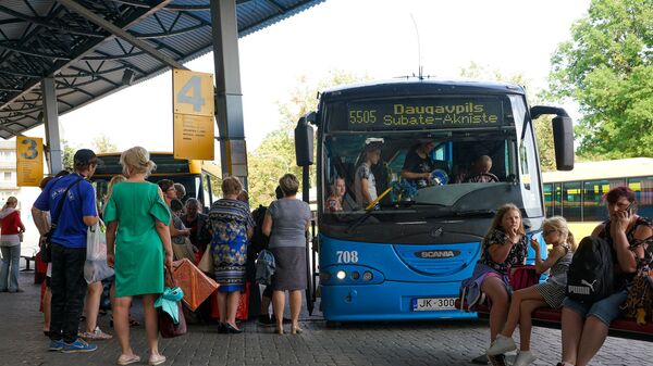 Пассажиры садятся в междугородний автобус на автовокзале Даугавпилса - Sputnik Латвия