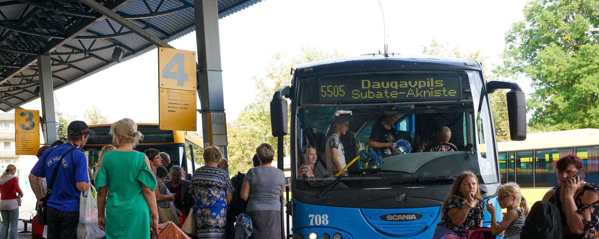 Пассажиры садятся в междугородний автобус на автовокзале Даугавпилса - Sputnik Латвия, 1920, 10.07.2021