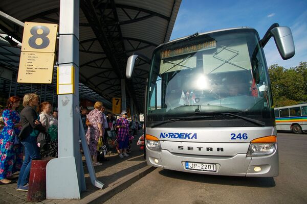 Дорогая дорога до Даугавпилса: пассажиры рады Lux Express, государство - нет - Sputnik Латвия