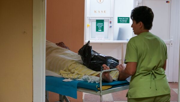 Медсестра везет пациента на каталке - Sputnik Latvija