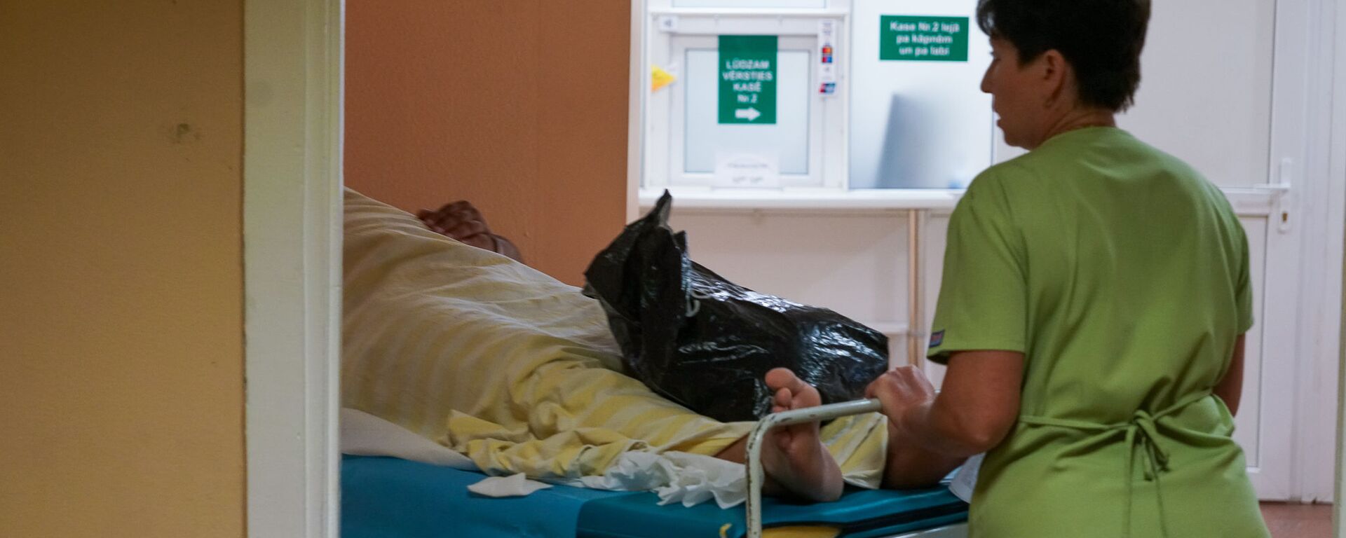 Медсестра везет пациента на каталке - Sputnik Латвия, 1920, 26.11.2019