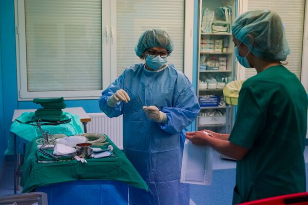 Медсестры готовят материалы для операции - Sputnik Латвия