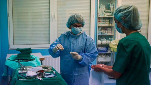 Медсестры готовят материалы для операции - Sputnik Latvija