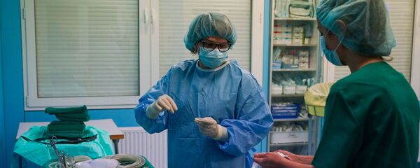 Медсестры готовят материалы для операции Медсестры готовят материалы для операции - Sputnik Латвия