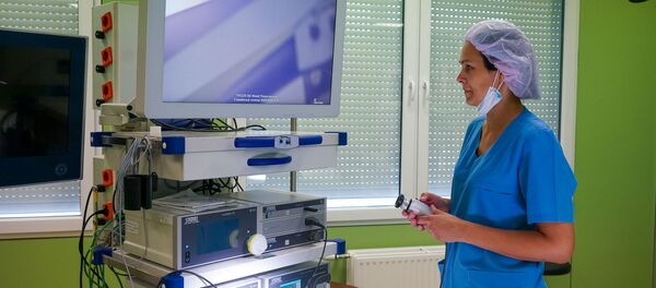 Операционная сестра готовит оборудование к операции - Sputnik Латвия