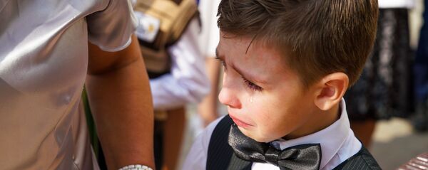 День знаний в Рижской средней школе №88. Первоклассник плачет на торжественной линейке - Sputnik Latvija