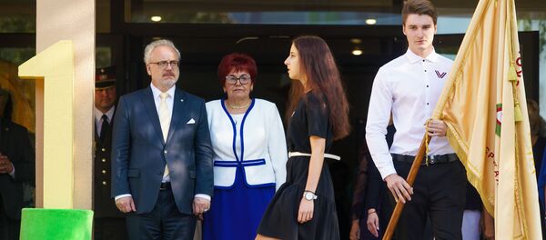 День знаний в Рижской средней школе №88. Президент Латвии Эгилс Левитс и директор Рижской средней школы №88 Нина Лабада День знаний в Рижской средней школе №88. Президент Латвии Эгилс Левитс и директор Рижской средней школы №88 Нина Лабада - Sputnik Latvija