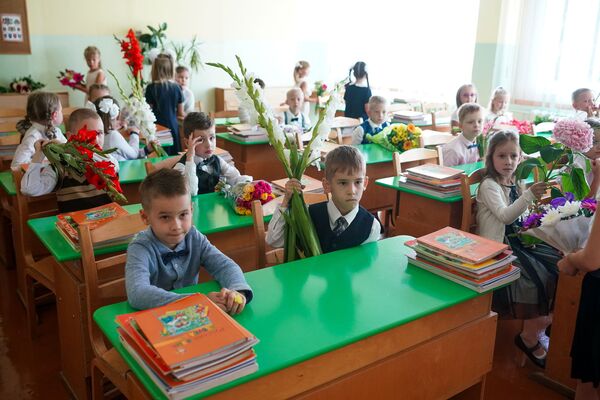 День знаний в Рижской средней школе №88. Первый класс - Sputnik Латвия