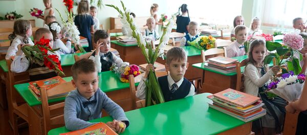 День знаний в Рижской средней школе №88. Первый класс День знаний в Рижской средней школе №88. Первый класс - Sputnik Latvija