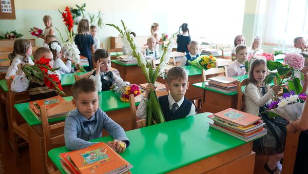 День знаний в Рижской средней школе №88. Первый класс - Sputnik Latvija